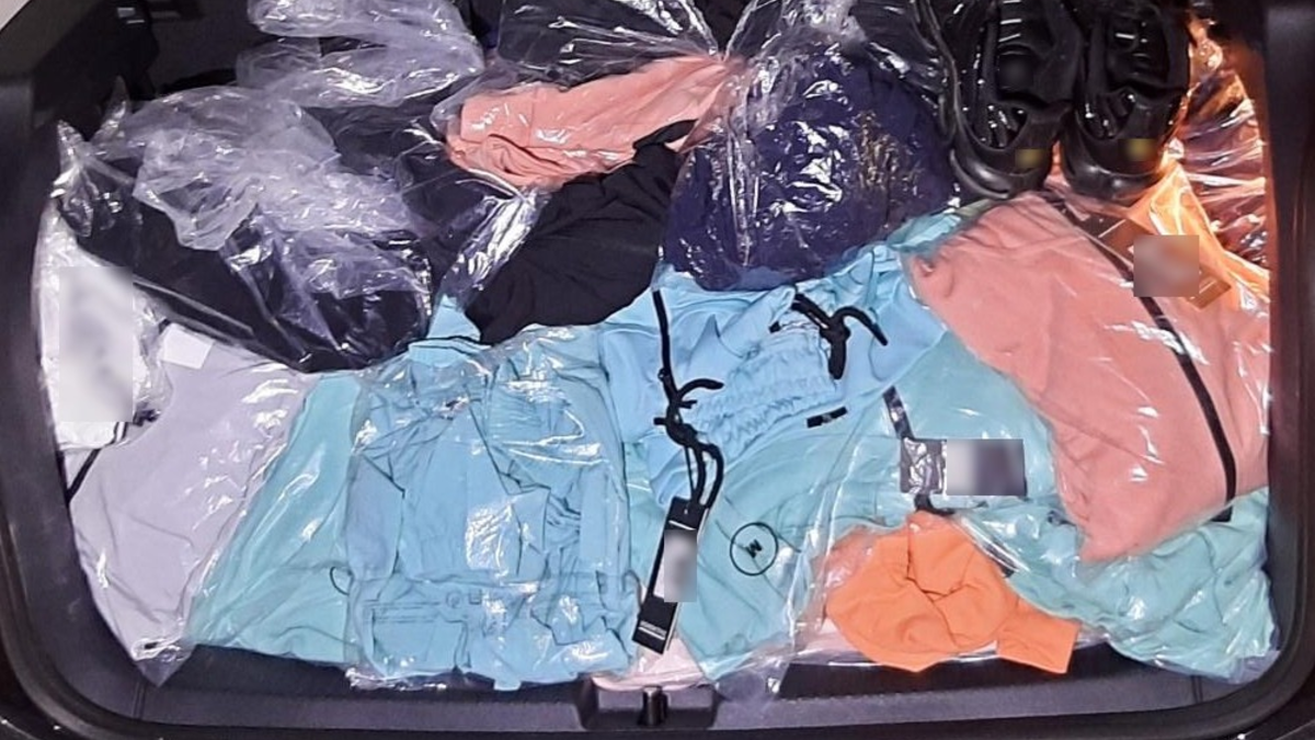 BPOL NRW: Bundespolizei stoppt 5 Jugendliche bzw. Heranwachsende bei der Einfuhr von Plagiaten im Wert von ca. 15.000 Euro - Foto: presseportal.de