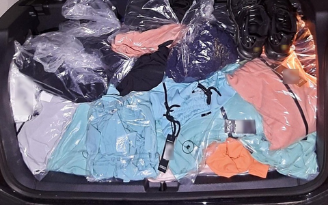 BPOL NRW: Bundespolizei stoppt 5 Jugendliche bzw. Heranwachsende bei der Einfuhr von Plagiaten im Wert von ca. 15.000 Euro - Foto: presseportal.de