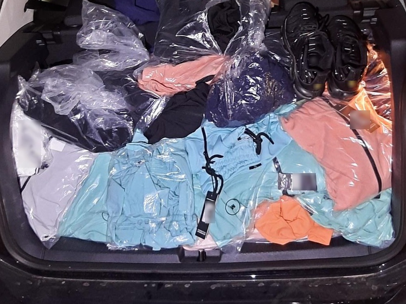 BPOL NRW: Bundespolizei stoppt 5 Jugendliche bzw. Heranwachsende bei der Einfuhr von Plagiaten im Wert von ca. 15.000 Euro - Foto: presseportal.de