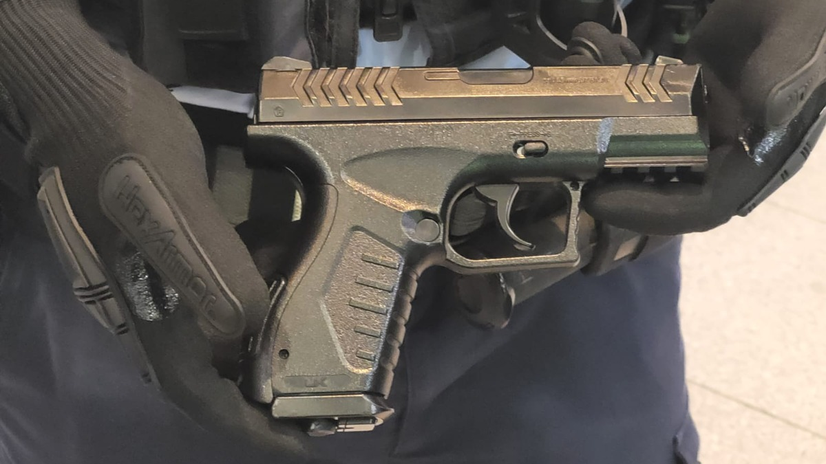 Bundespolizeidirektion München: Festnahme verbale Auseinandersetzung mit Spielzeugwaffe - Foto: presseportal.de