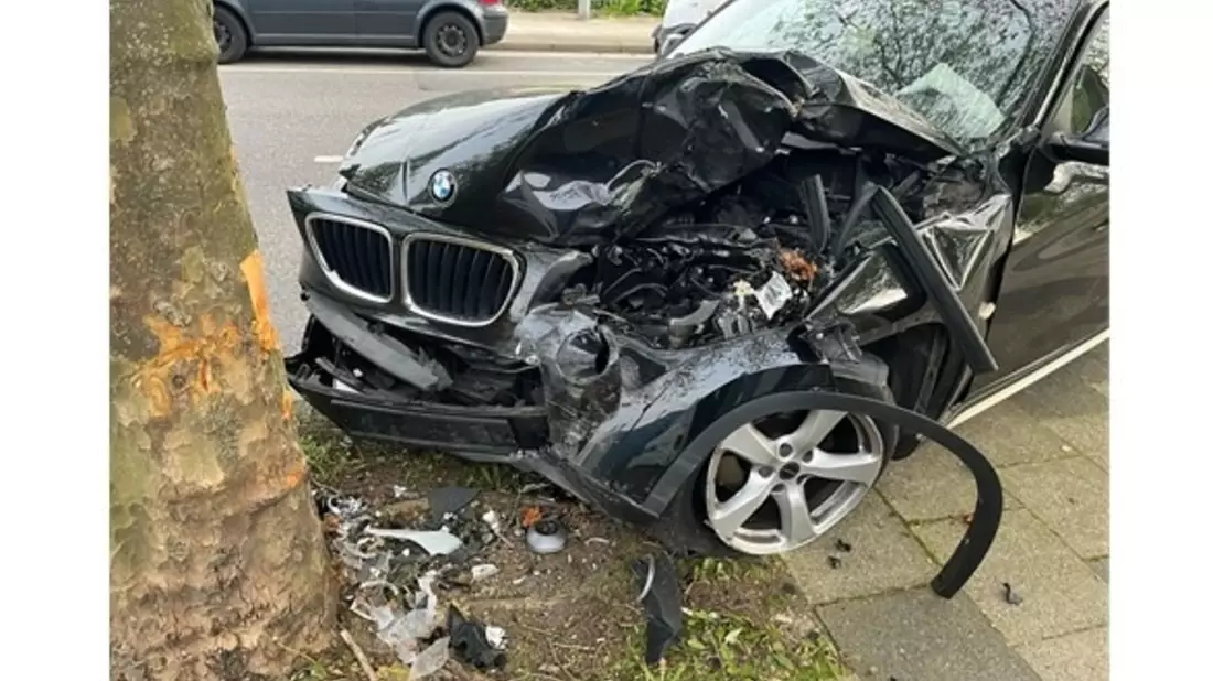 POL-ME: BMW X1 kollidiert mit Baum - Polizei bittet um Hinweise - Heiligenhaus - 2404052 - Bild: presseportal.de