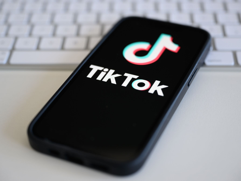 Von Tiktok heißt es, um die Sicherheit der Community zu gewährleisten, entferne man Inhalte, die behaupten, dass der 24. April der Nationale Tag der Vergewaltigung sei, da es sich dabei um Fehlinformationen handelt. - Foto: Robert Michael/dpa