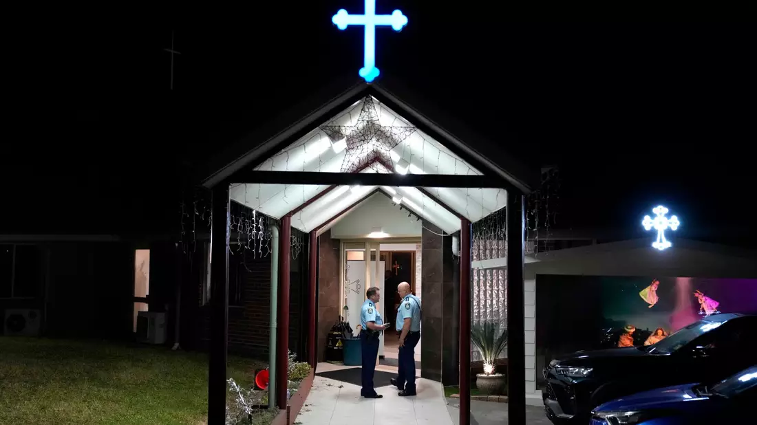 Sicherheitsleute stehen Wache vor der orthodoxen assyrischen Kirche. - Bild: Mark Baker/AP/dpa