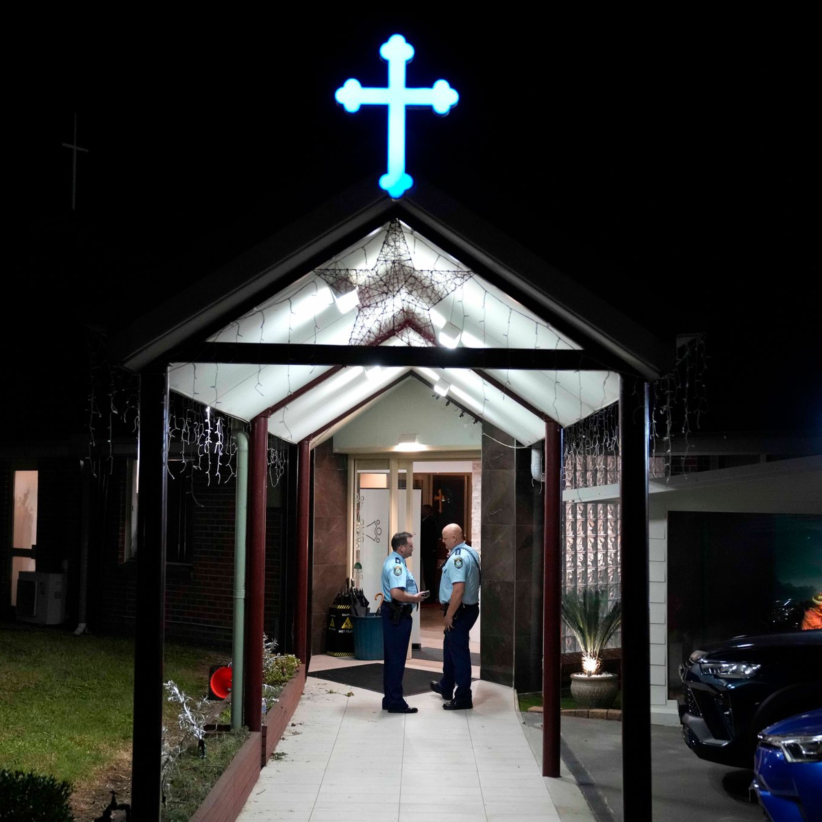 Sicherheitsleute stehen Wache vor der orthodoxen assyrischen Kirche. - Foto: Mark Baker/AP/dpa