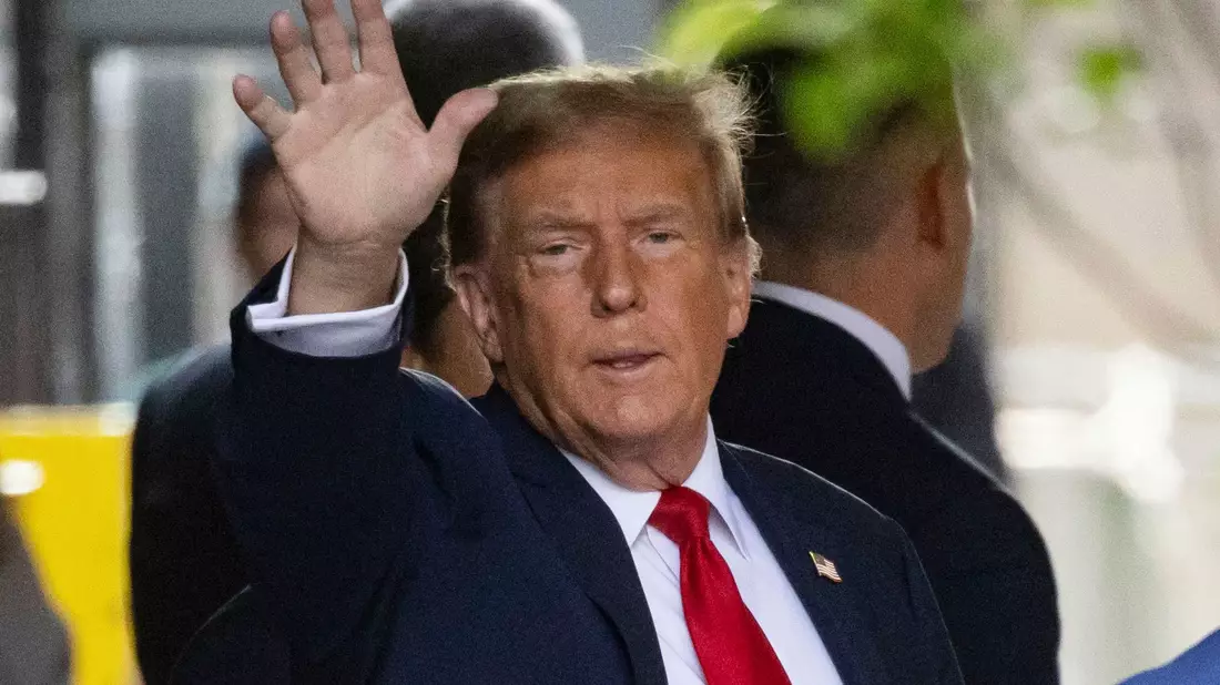 Donald Trump verlässt den Trump Tower auf dem Weg zum Strafgericht in Manhattan. - Bild: Yuki Iwamura/AP/dpa