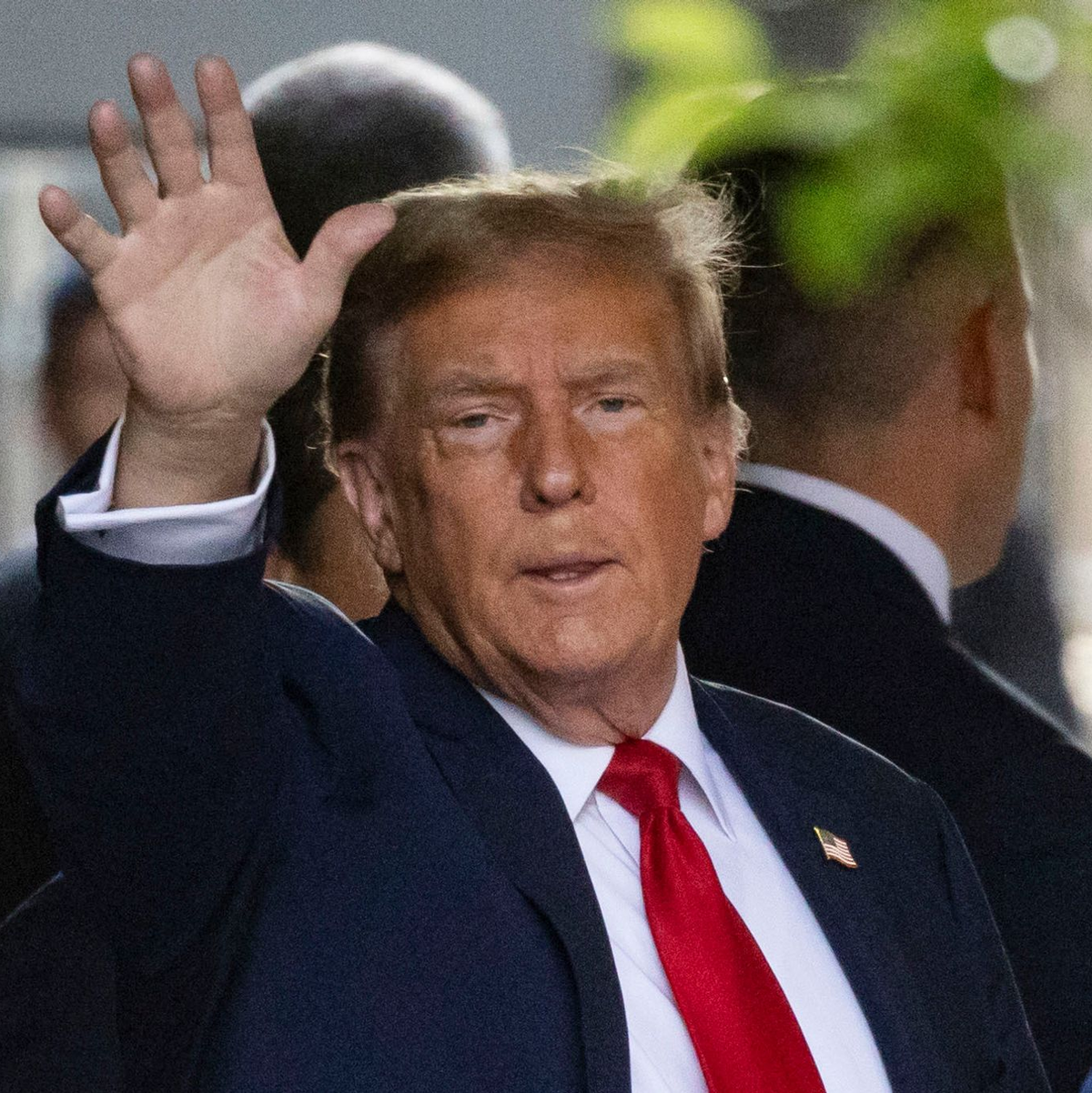 Donald Trump verlässt den Trump Tower auf dem Weg zum Strafgericht in Manhattan. - Foto: Yuki Iwamura/AP/dpa