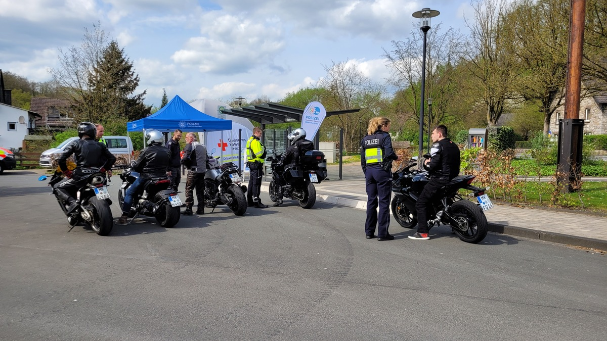 POL-MK: Motorradfahrer im Dialog mit der Polizei - Erste-Hilfe-Tipps vom DRK Balve - Foto: presseportal.de