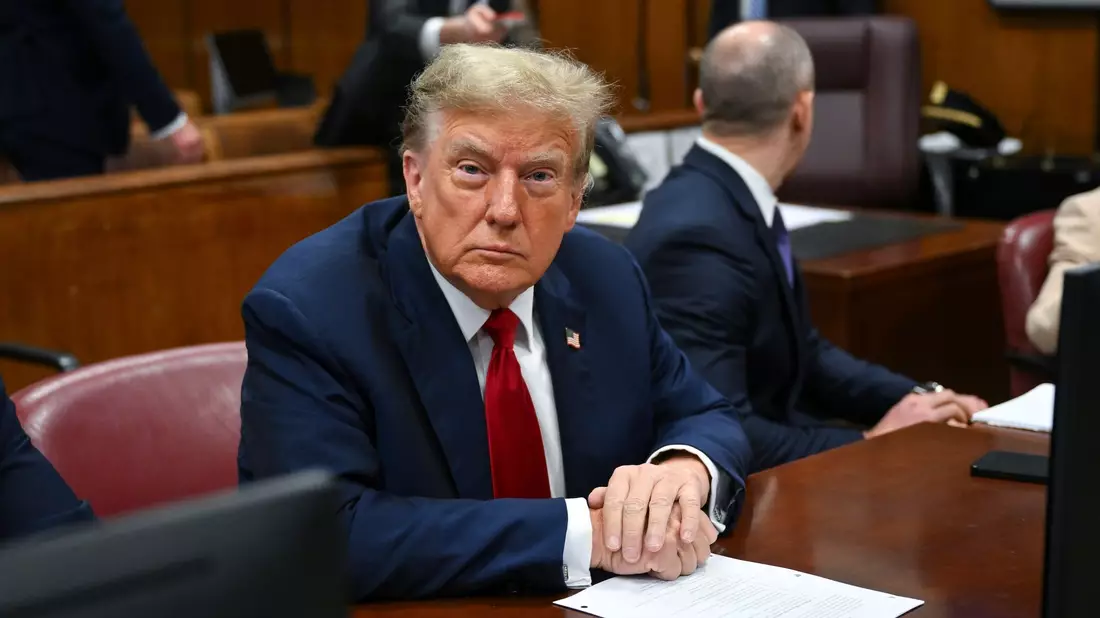 Donald Trump nimmt am ersten Verhandlungstag im Strafgericht in Manhattan teil. - Bild: Angela Weiss/POOL AFP/AP