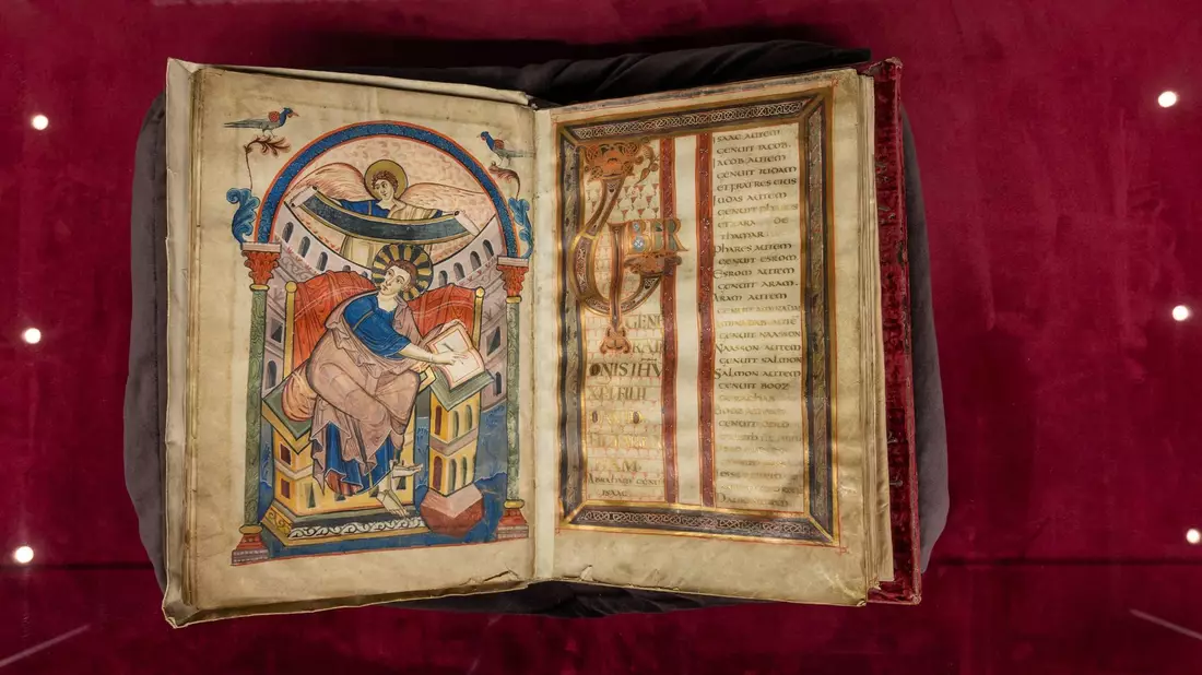 Das Ada-Evangeliar aus der  Schatzkammer der Stadtbibliothek Trier. Die kostbaren Bilderhandschriften sind rund 1200 Jahre alt. - Bild: Harald Tittel/dpa