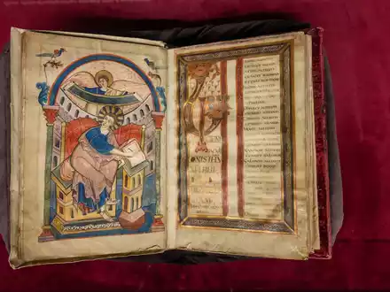 Das Ada-Evangeliar aus der  Schatzkammer der Stadtbibliothek Trier. Die kostbaren Bilderhandschriften sind rund 1200 Jahre alt. - Foto: Harald Tittel/dpa