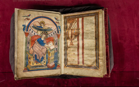 Das Ada-Evangeliar aus der  Schatzkammer der Stadtbibliothek Trier. Die kostbaren Bilderhandschriften sind rund 1200 Jahre alt. - Foto: Harald Tittel/dpa