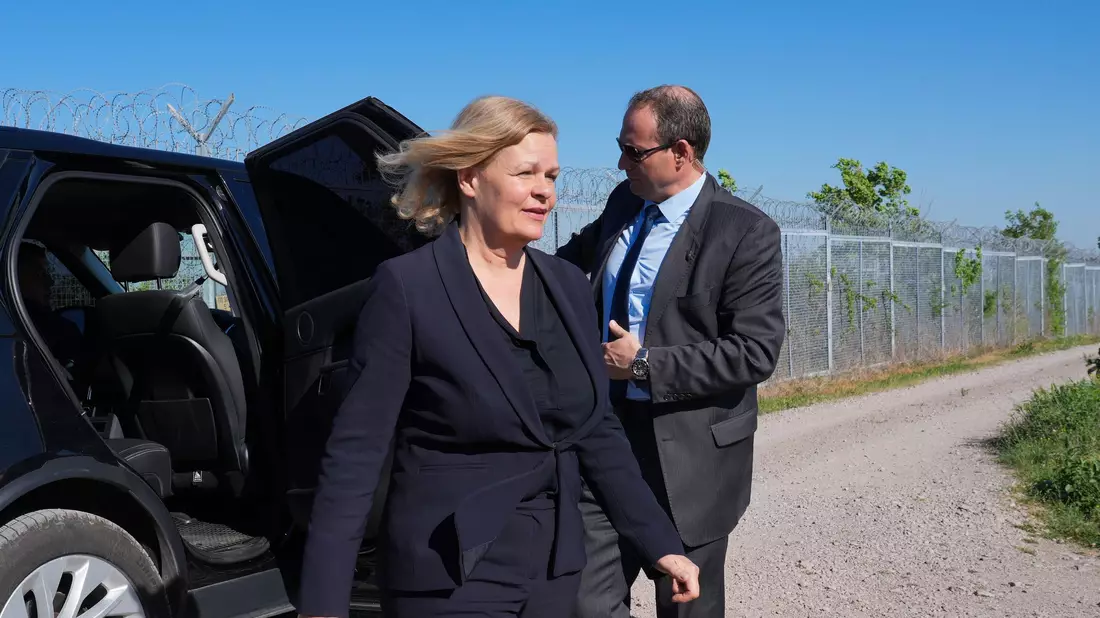 Bundesinnenministerin Nancy Faeser (SPD) besichtigt die «Grüne Grenze» zwischen der Türkei und Bulgarien. - Bild: Soeren Stache/dpa