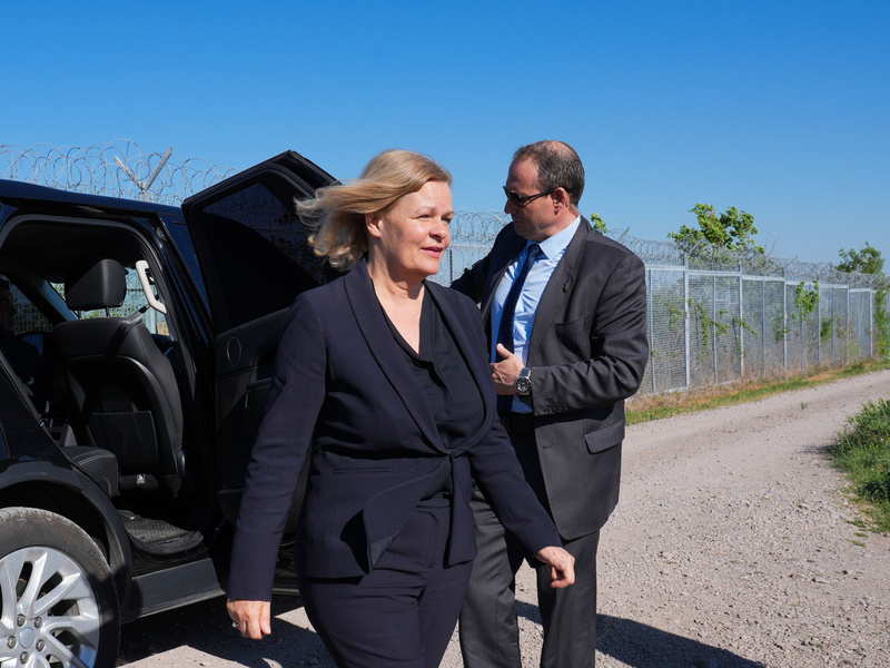 Bundesinnenministerin Nancy Faeser (SPD) besichtigt die «Grüne Grenze» zwischen der Türkei und Bulgarien. - Foto: Soeren Stache/dpa