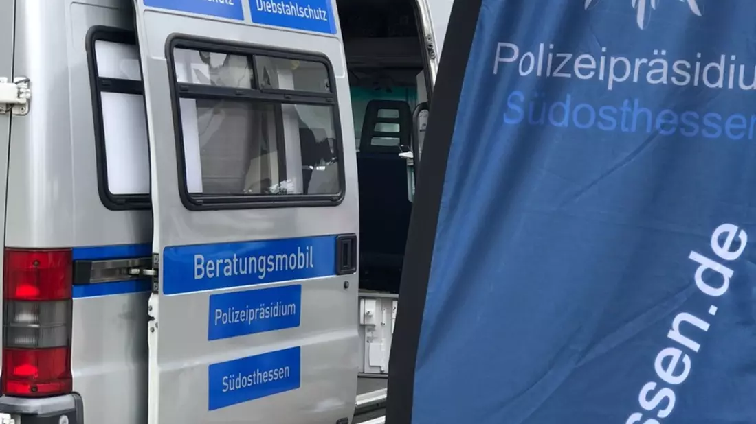 POL-OF: Experten geben hilfreiche Tipps in Sachen Einbruchsschutz und Betrugsmaschen: Beratungsmobil des Polizeipräsidiums Südosthessen auf dem Marktplatz - Bild: presseportal.de