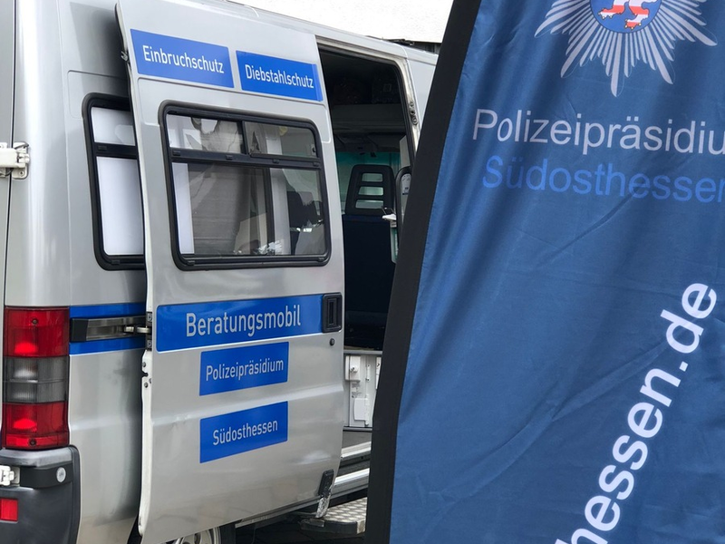 POL-OF: Experten geben hilfreiche Tipps in Sachen Einbruchsschutz und Betrugsmaschen: Beratungsmobil des Polizeipräsidiums Südosthessen auf dem Marktplatz - Foto: presseportal.de