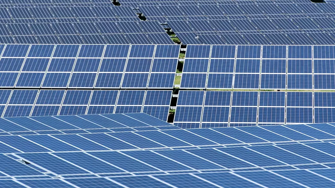 Die Solarenergie ist die am schnellsten wachsende erneuerbare Energiequelle in der EU. Allerdings kommt der Großteil der in Europa nachgefragten Solarmodule aus China. - Bild: Sven Hoppe/dpa