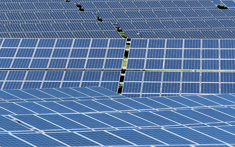 Die Solarenergie ist die am schnellsten wachsende erneuerbare Energiequelle in der EU. Allerdings kommt der Großteil der in Europa nachgefragten Solarmodule aus China. - Foto: Sven Hoppe/dpa Die Solarenergie ist die am schnellsten wachsende erneuerbare Energiequelle in der EU. Allerdings kommt der Großteil der in Europa nachgefragten Solarmodule aus China. - Foto: Sven Hoppe/dpa