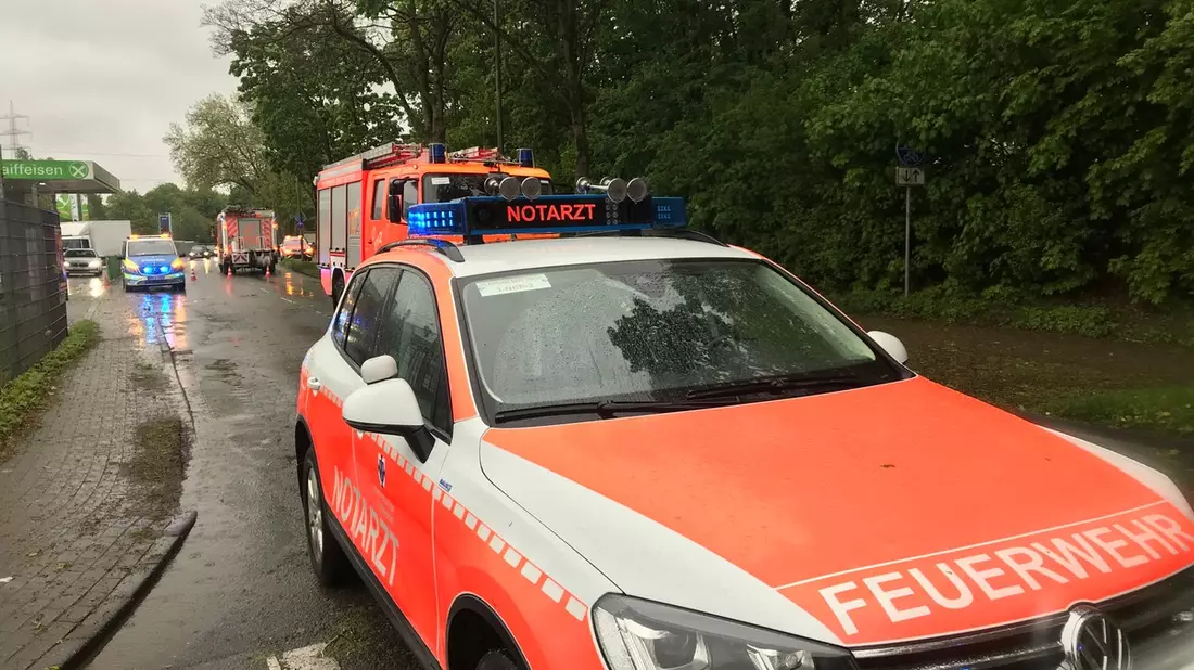 FW-BOT: Passantin unter Baum eingeklemmt - Bild: presseportal.de