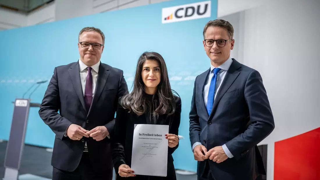 CDU-Generalsekretär Carsten Linnemann (r) und die stellvertretenden Vorsitzenden der Programm- und Grundsatzkommission, Serap Güler und Mario Voigt. - Bild: Michael Kappeler/dpa