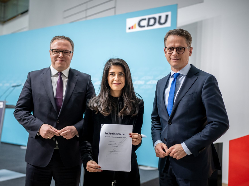 CDU-Generalsekretär Carsten Linnemann (r) und die stellvertretenden Vorsitzenden der Programm- und Grundsatzkommission, Serap Güler und Mario Voigt. - Foto: Michael Kappeler/dpa