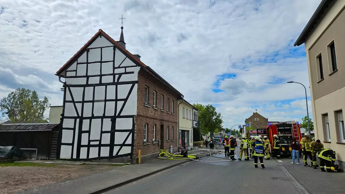 FW Wachtberg: Gebäudebrand in Wachtberg-Adendorf - Bild: presseportal.de