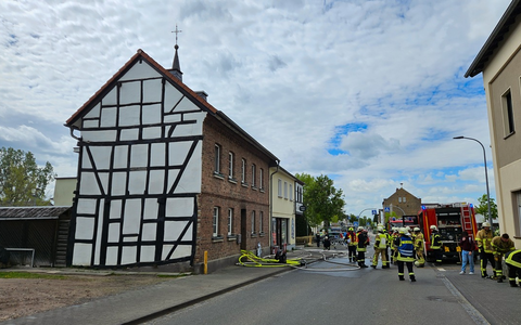 FW Wachtberg: Gebäudebrand in Wachtberg-Adendorf - Foto: presseportal.de