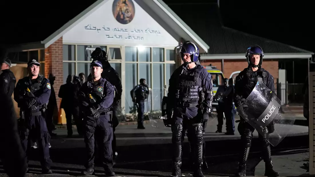 Vor einer orthodoxen assyrischen Kirche in Sydney spielten sich chaotische Szenen ab. - Bild: Mark Baker/AP/dpa