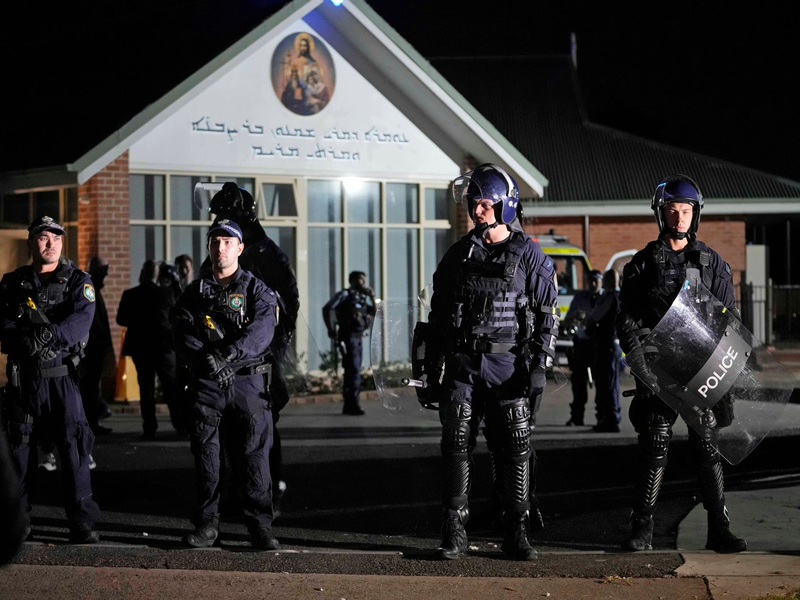 Vor einer orthodoxen assyrischen Kirche in Sydney spielten sich chaotische Szenen ab. - Foto: Mark Baker/AP/dpa