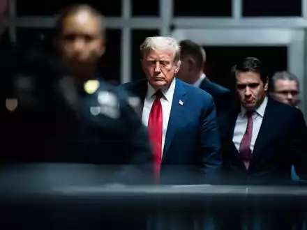 Donald Trump steht vor Gericht: Die Staatsanwaltschaft legt dem Ex-Präsidenten in dem Prozess die Fälschung von Geschäftsunterlagen zur Last. - Foto: Jabin Botsford/Pool The Washington Post/AP/dpa