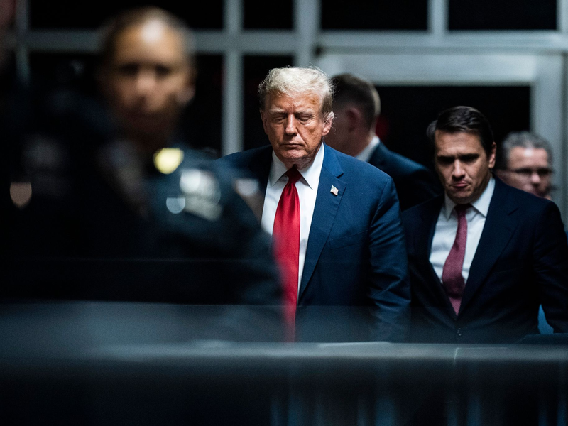 Donald Trump steht vor Gericht: Die Staatsanwaltschaft legt dem Ex-Präsidenten in dem Prozess die Fälschung von Geschäftsunterlagen zur Last. - Foto: Jabin Botsford/Pool The Washington Post/AP/dpa