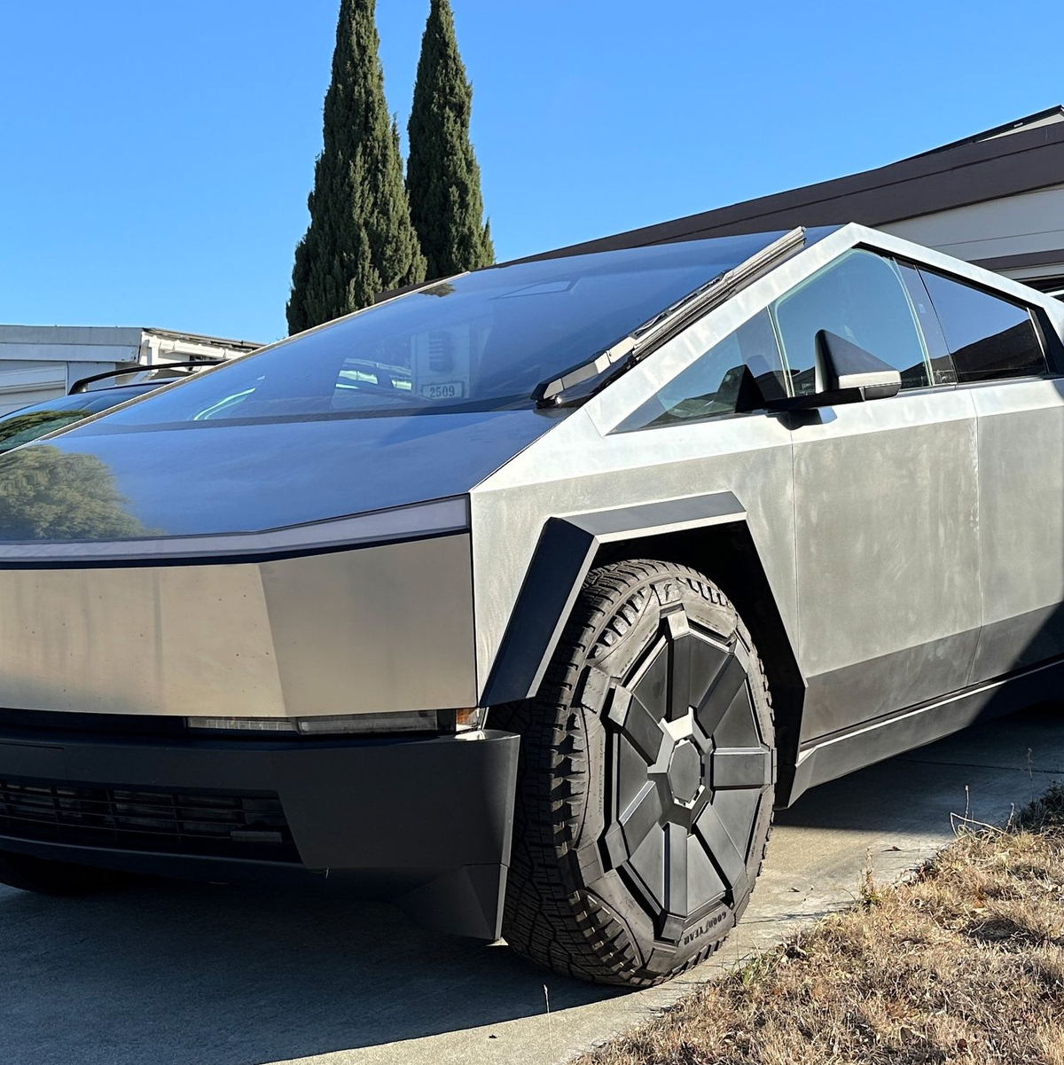 Teslas Cybertruck ist rund drei Tonnen schwer und hat eine Karosserie aus dickem Edelstahl. - Foto: Andrej Sokolow/dpa