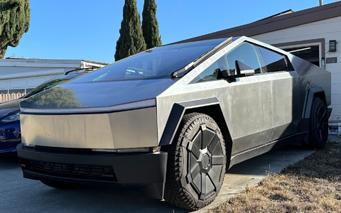 Kann in nur wenigen Sekunden eine Geschwindigkeit von 100 Kilometern pro Stunde erreichen: «Cybertruck» von Tesla. - Foto: Andrej Sokolow/dpa Kann in nur wenigen Sekunden eine Geschwindigkeit von 100 Kilometern pro Stunde erreichen: «Cybertruck» von Tesla. - Foto: Andrej Sokolow/dpa