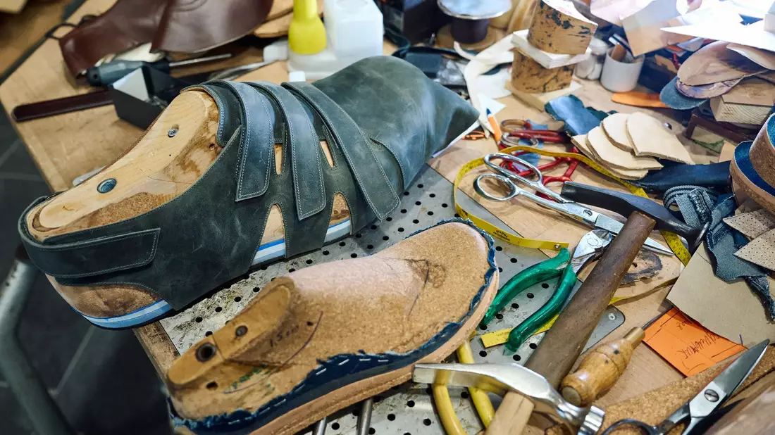 Die Schuhmacherwerkstatt von Georg Wessels in Vreden versorgt Jeison Rodriguez und andere Riesenwüchsige seit vielen Jahrzehnten mit passendem Schuhwerk. - Bild: Bernd Thissen/dpa