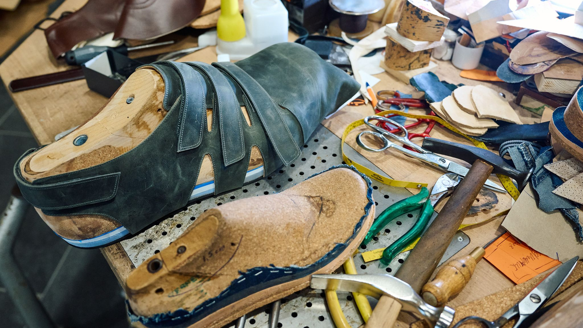 Die Schuhmacherwerkstatt von Georg Wessels in Vreden versorgt Jeison Rodriguez und andere Riesenwüchsige seit vielen Jahrzehnten mit passendem Schuhwerk. - Foto: Bernd Thissen/dpa