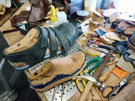Die Schuhmacherwerkstatt von Georg Wessels in Vreden versorgt Jeison Rodriguez und andere Riesenwüchsige seit vielen Jahrzehnten mit passendem Schuhwerk. - Foto: Bernd Thissen/dpa