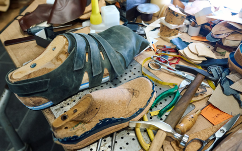 Die Schuhmacherwerkstatt von Georg Wessels in Vreden versorgt Jeison Rodriguez und andere Riesenwüchsige seit vielen Jahrzehnten mit passendem Schuhwerk. - Foto: Bernd Thissen/dpa