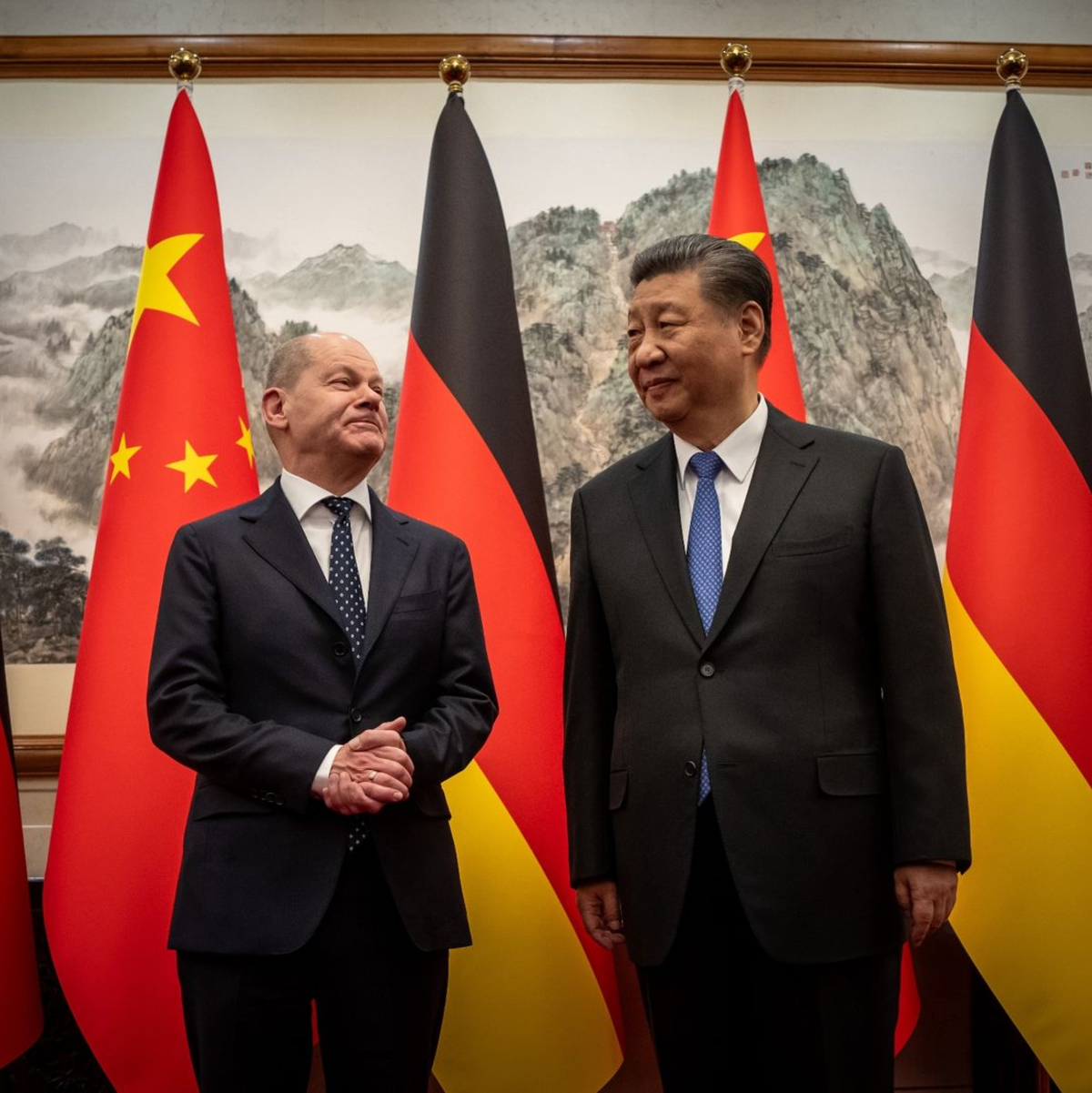 Bundeskanzler Olaf Scholz (l) ist mit Chinas Staatspräsident Xi Jinping zusammengekommen. - Foto: Michael Kappeler/dpa