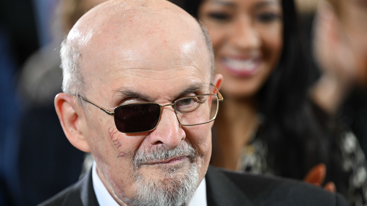 Autor Salman Rushdie veröffentlicht sein jüngstes Buch «Knife», in dem er ein auf ihn verübtes Attentat und dessen Folgen literarisch verarbeitet. - Foto: Arne Dedert/dpa Pool/dpa