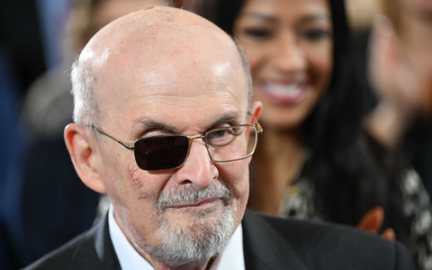 Autor Salman Rushdie veröffentlicht sein jüngstes Buch «Knife», in dem er ein auf ihn verübtes Attentat und dessen Folgen literarisch verarbeitet. - Foto: Arne Dedert/dpa Pool/dpa Autor Salman Rushdie veröffentlicht sein jüngstes Buch «Knife», in dem er ein auf ihn verübtes Attentat und dessen Folgen literarisch verarbeitet. - Foto: Arne Dedert/dpa Pool/dpa