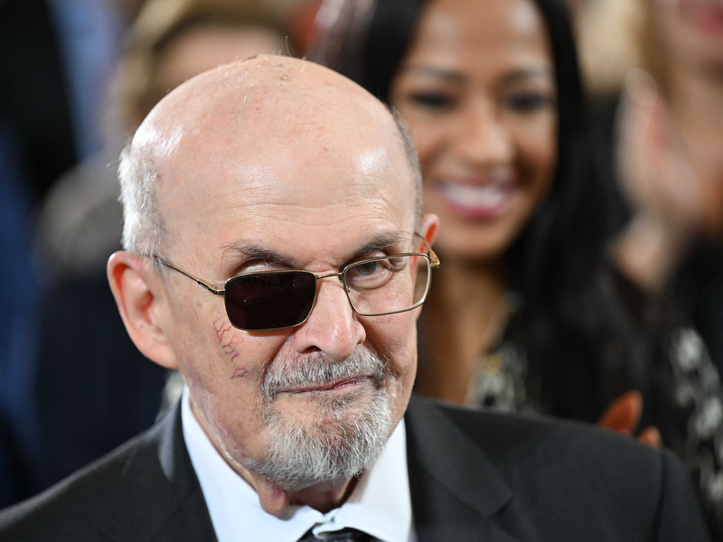Autor Salman Rushdie veröffentlicht sein jüngstes Buch «Knife», in dem er ein auf ihn verübtes Attentat und dessen Folgen literarisch verarbeitet. - Foto: Arne Dedert/dpa Pool/dpa