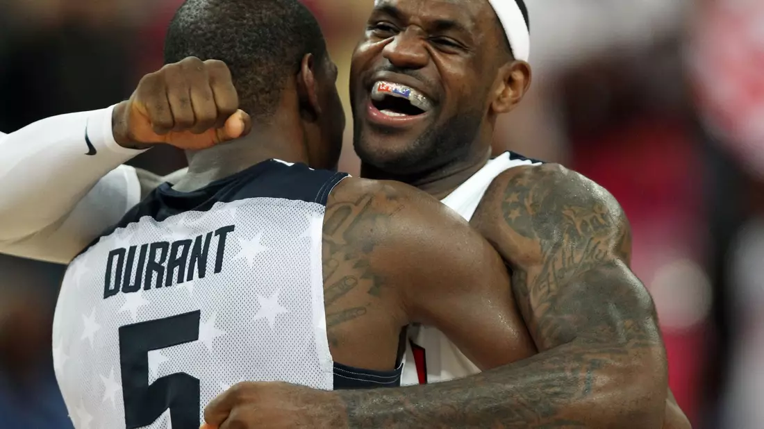 US-Nationalspieler Kevin Durant (links) umarmt LeBron James: Die USA schicken nach Angaben von US-Medien ein Team voller Stars zu den Olympischen Spielen nach Paris. - Bild: Friso Gentsch/dpa