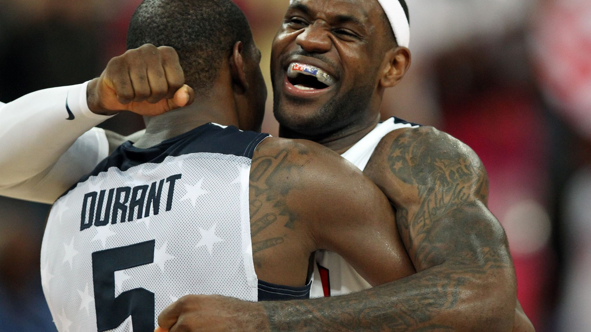 US-Nationalspieler Kevin Durant (links) umarmt LeBron James: Die USA schicken nach Angaben von US-Medien ein Team voller Stars zu den Olympischen Spielen nach Paris. - Foto: Friso Gentsch/dpa