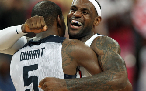 US-Nationalspieler Kevin Durant (links) umarmt LeBron James: Die USA schicken nach Angaben von US-Medien ein Team voller Stars zu den Olympischen Spielen nach Paris. - Foto: Friso Gentsch/dpa