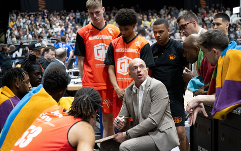 Niners Trainer Rodrigo Pastore (M) gibt seinem Team in einer Auszeit taktische Hinweise. - Foto: Hendrik Schmidt/dpa