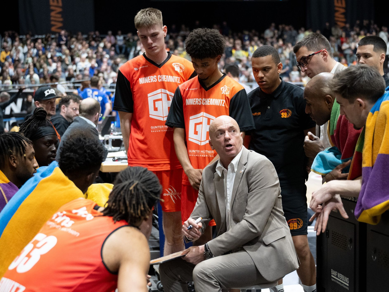 Niners Trainer Rodrigo Pastore (M) gibt seinem Team in einer Auszeit taktische Hinweise. - Foto: Hendrik Schmidt/dpa