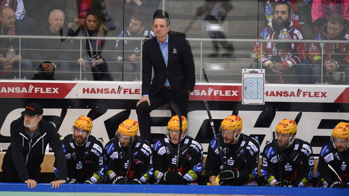 Thomas Popiesch (M,oben), Trainer der Pinguins Bremerhaven, verfolgt das Spiel. - Foto: Carmen Jaspersen/dpa