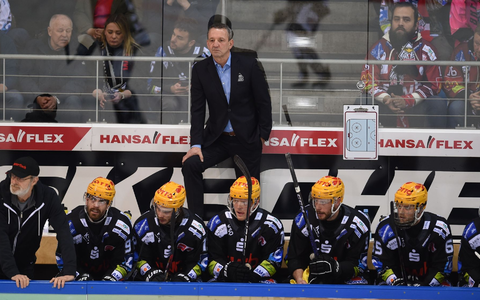 Thomas Popiesch (M,oben), Trainer der Pinguins Bremerhaven, verfolgt das Spiel. - Foto: Carmen Jaspersen/dpa