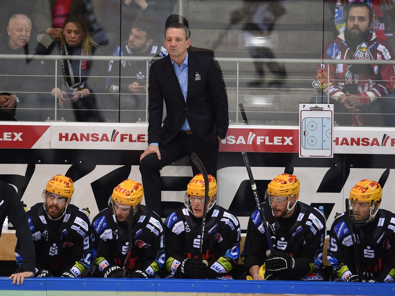 Thomas Popiesch (M,oben), Trainer der Pinguins Bremerhaven, verfolgt das Spiel. - Foto: Carmen Jaspersen/dpa