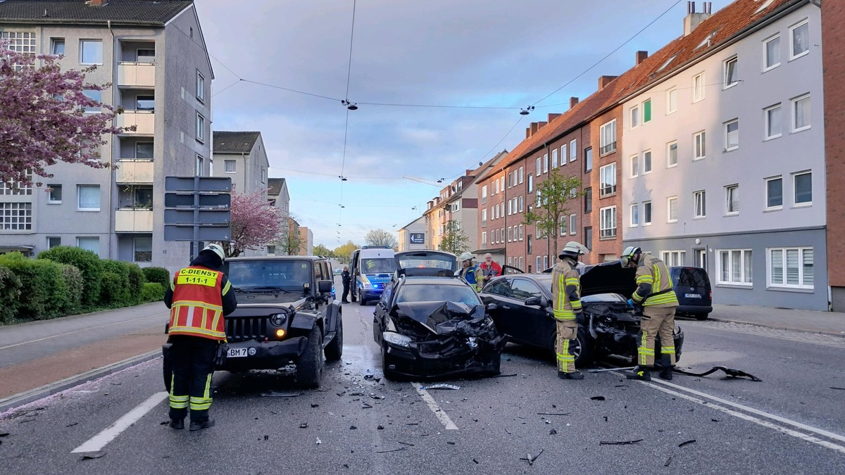FW Bremerhaven: Verkehrsunfall auf der Georgstraße - Foto: presseportal.de