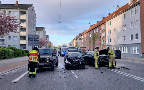 FW Bremerhaven: Verkehrsunfall auf der Georgstraße - Foto: presseportal.de